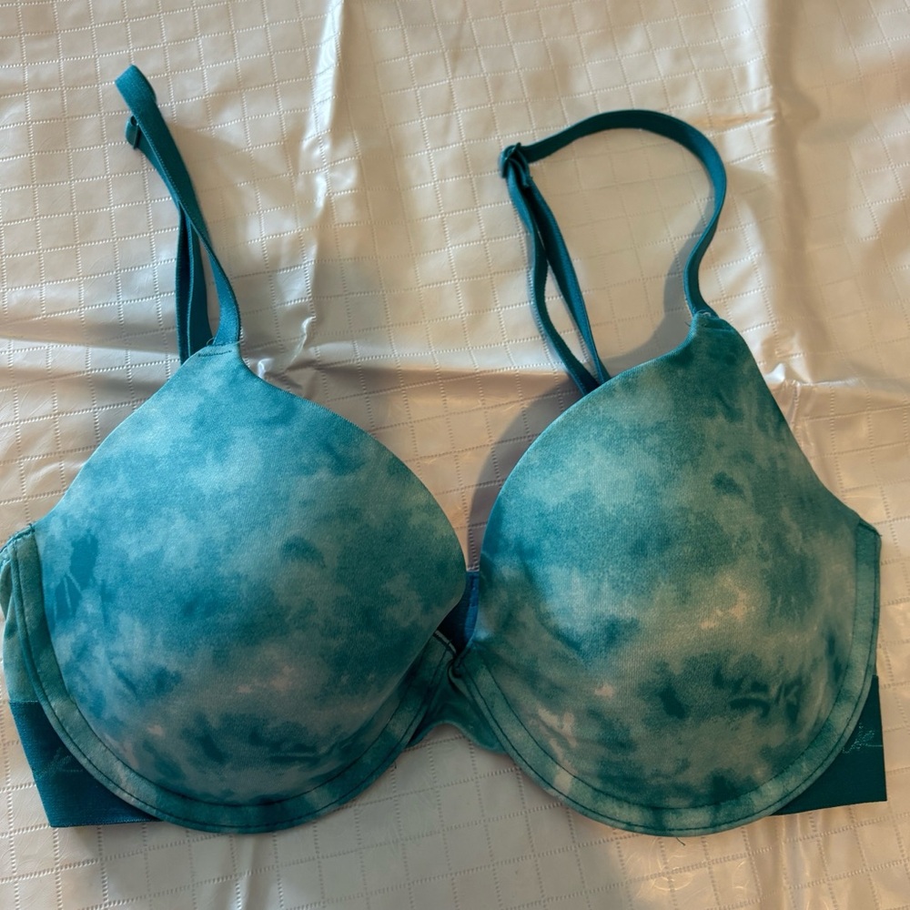 PINK Wear everywhere t-shirt lightly lined bra Size 32 D Blue